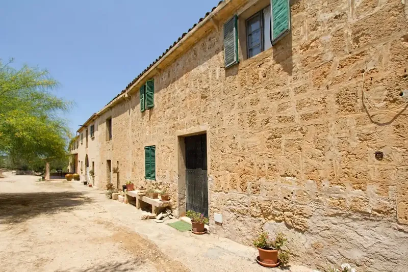Surrounded by almost 125 hectares of land, this rustic estate is located near Puigderrós in the municipality of Llucmajor. It borders — photo 3