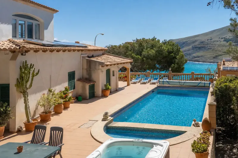 This villa with fantastic sea views in a privileged location in Cala Mesquida combines Mediterranean charm, spacious living and — photo 2