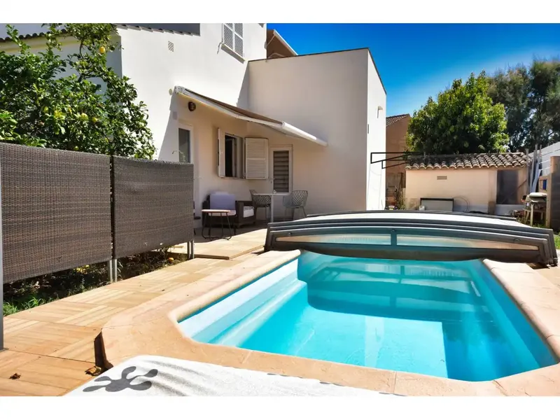 Chalet totalmente reformado, con 225 m² construidos y una parcela de 746 m² con piscina, jardín mediterráneo y varias zonas exteriores. Una  — photo 4