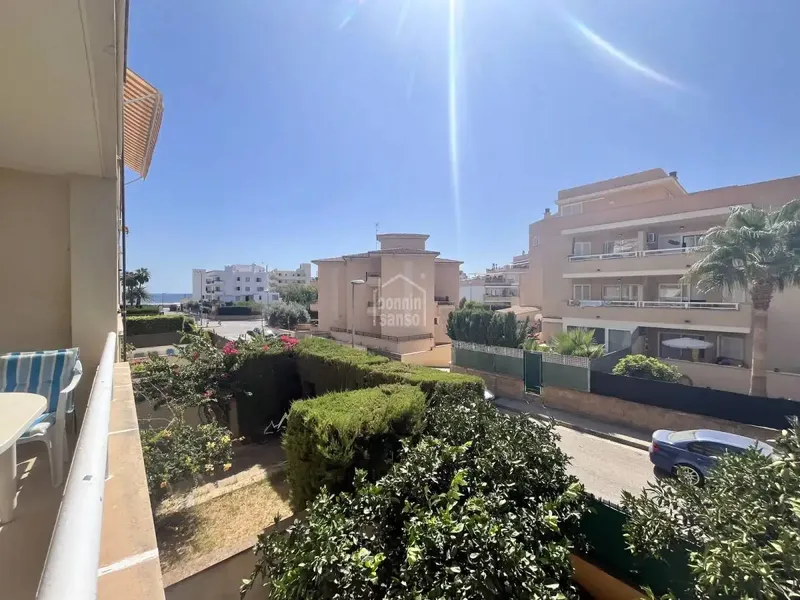 Impecable y soleado apartamento en primera planta, situado muy cerca de la playa de Cala Bona, del bonito puerto pesquero de la zona, así co — photo 1