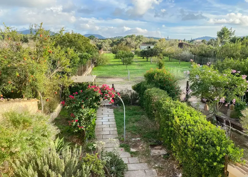 This bright and spacious 170 m² duplex townhouse has a private garden and 80 m² terrace, plus an additional terrace — photo 1