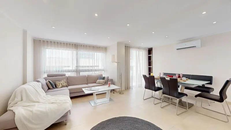 Located next to the emblematic Plaza España and just minutes from Plaza Patines, this exclusive, completely renovated apartment enjoys — photo 3