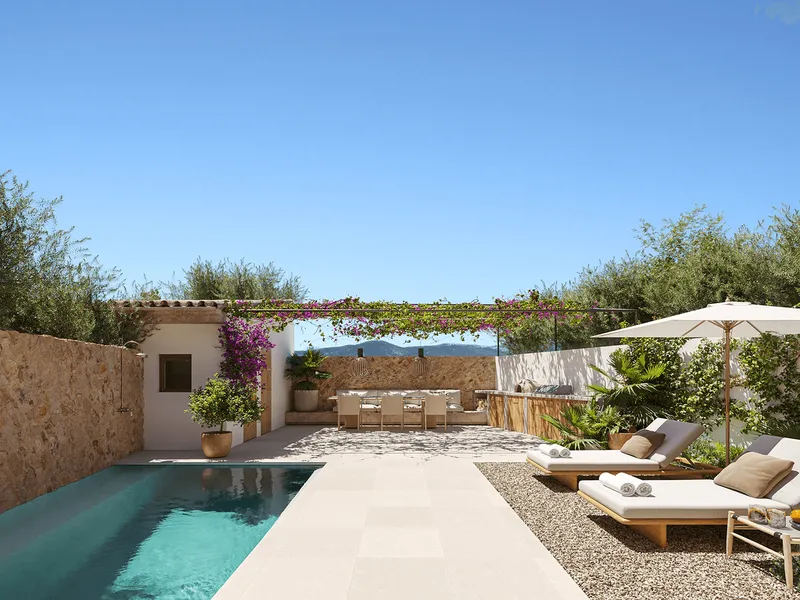 Stylish Three-Level Townhouse with Terraces, Pool and Outdoor Living — photo 2
