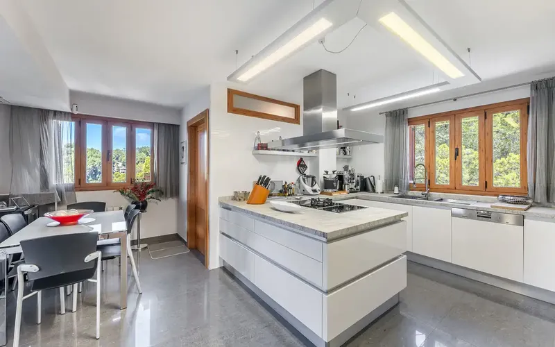 This bright apartment in Cas Catalá impresses with its spectacular sea views and is located on the 7th floor of a well-maintained residential complex — photo 9