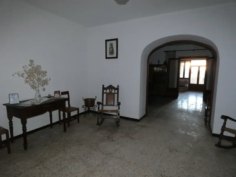 Large typical Mallorcan house for sale in the emblematic village of Petra. The property with about 270 m², built on two floors and another 10 — photo 6