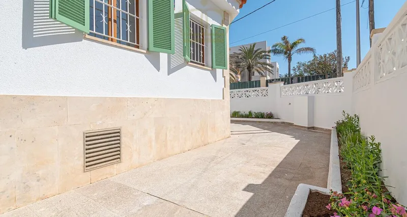 Multi-family house in Ciudad Jardin on the beach - Investment — photo 8