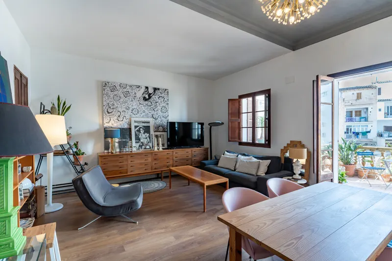 Historic Two-bedroom Apartment with Big Balcony in Lively Arxiduc Neighbourhood — photo 3