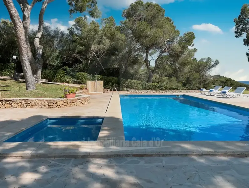 Exclusive ground floor apartment on the first line of the sea, with direct private access to Cala Ferrera beach. — photo 2