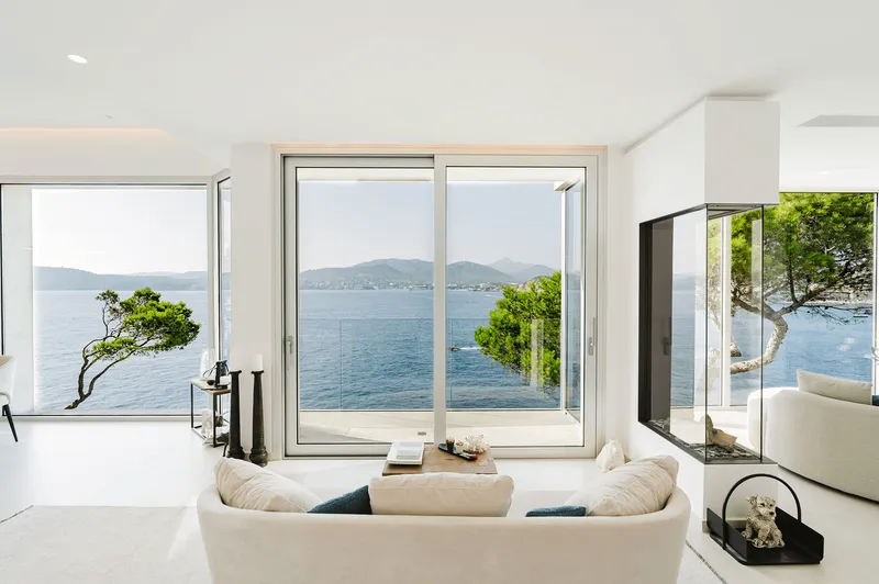 Renovated villa with pool on the front line in Santa Ponsa — photo 4