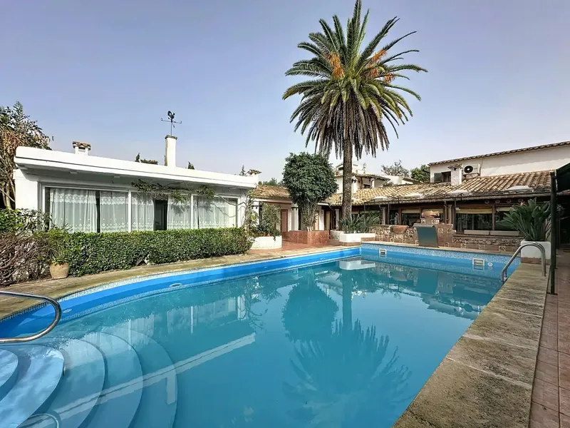 In the heart of the renowned S'iller urbanization in Puerto Pollensa, a unique opportunity to acquire an exclusive chalet — photo 2