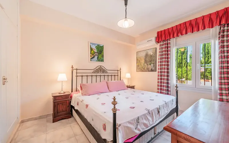 Charming chalet with pool in Santa Ponsa, just steps from the beautiful sandy beach. The 560-meter Santa Ponsa Beach — photo 9