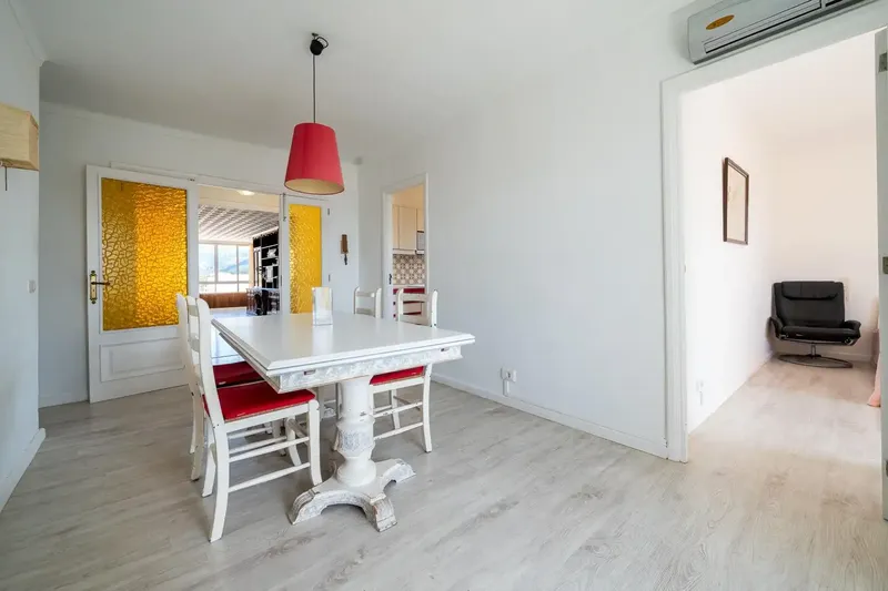 The property has 128 m2 built distributed in a spacious living-dining room, 4 bedrooms, 2 full bathrooms, 1 toilet, independent kitchen — photo 9