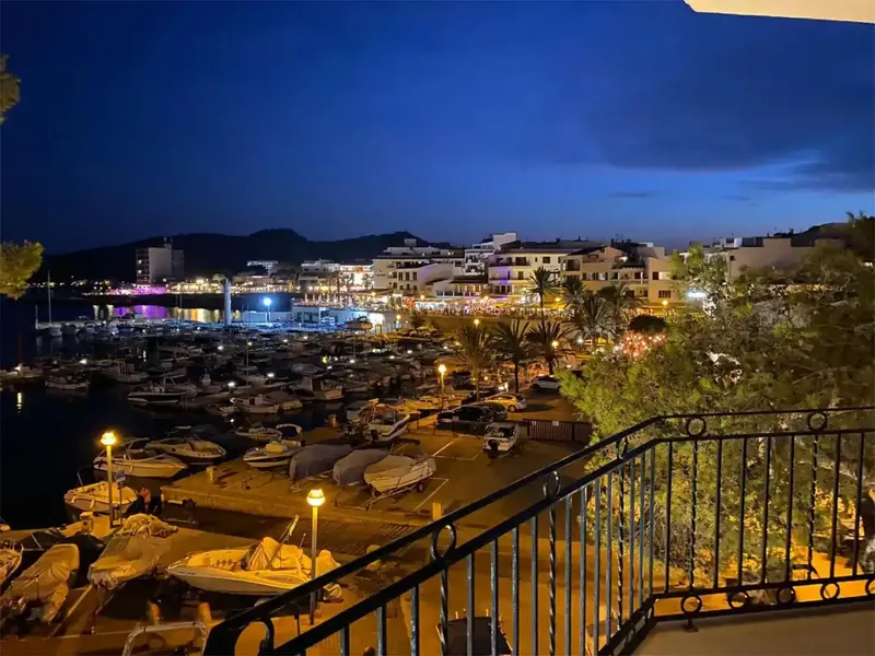 Vivienda con impresionantes vistas del puerto marítimo, costa y paseo marítimo de Cala Ratjada. Amplio salón-comedor con salida a terraza co — photo 3