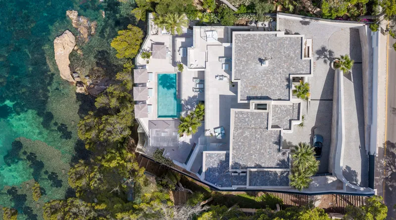 Property on the first sea line with sea access in Cala Vinyas 1 — photo 1