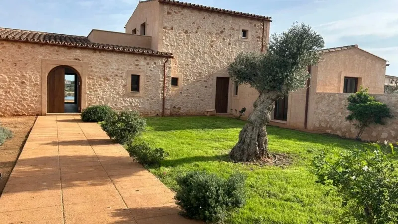 Newly built country villa with pool on a large plot in Santanyí — photo 1