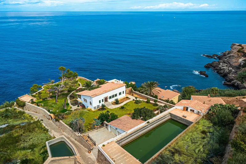 Unique Mediterranean-style estate, on the front line with access to the sea — photo 1