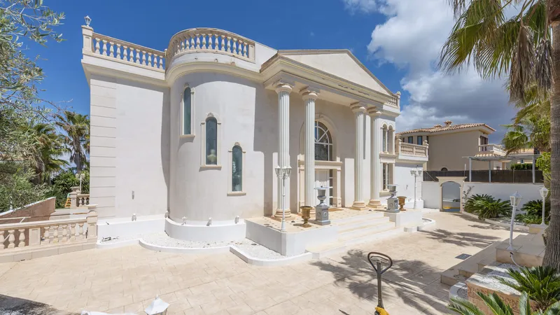 Exceptional villa in Badia Blava with large pool terrace and elegant furnishings — photo 2