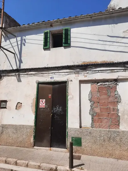 LA VIVIENDA NO SE PUEDE VISITAR POR SU ESTADO RUINOSO. Vivienda unifamiliar entre medianeras para reformar situada en la localidad de Felani — photo 1