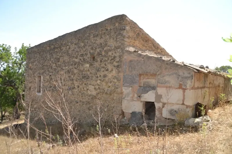 A step from the village we have this rustic estate of more than 14,000 m2, with an old construction of about 50 m2, there is the possibility of co — photo 1