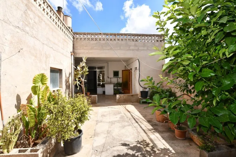 Town house with patio and possibilities of making an apartment on the first floor, in [...] — photo 1