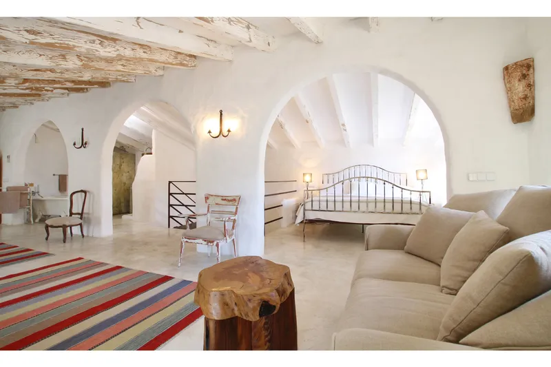 Town house for sale in Pollença, Mallorca, with landscaped patio garden and ETV holiday rental licence. A charming 4-bedroom property located in the heart of the old town. — photo 6