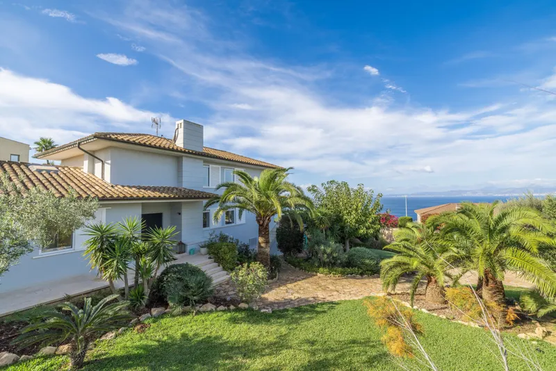 Elegant villa with breathtaking sea views — photo 1
