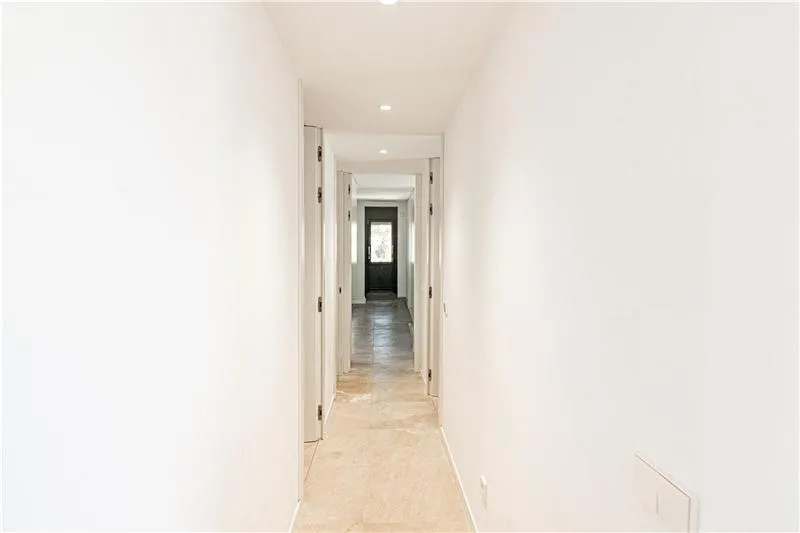 Semi-new penthouse in a residential complex with swimming pool in the Colegios area — photo 11