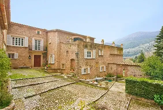 Rustic property in impeccable condition. The main house has: large hall; five bedrooms with en-suite bathroom; one toilet; two living rooms with fireplace, one d — photo 2