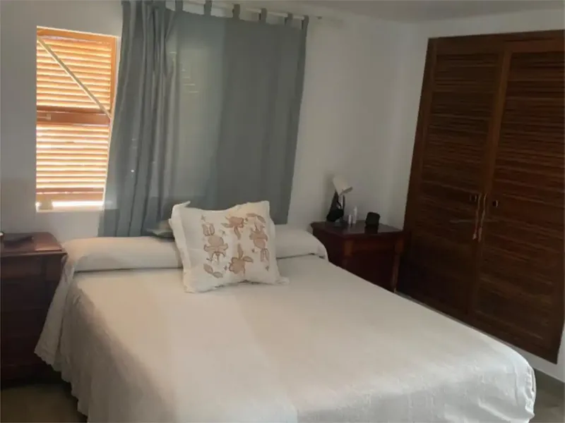 Se vende finca con casa de 150m2 dividida en dos plantas. En la planta de abajo se encuentra un pequeño salon, un baño, tres dormitorios, un — photo 4