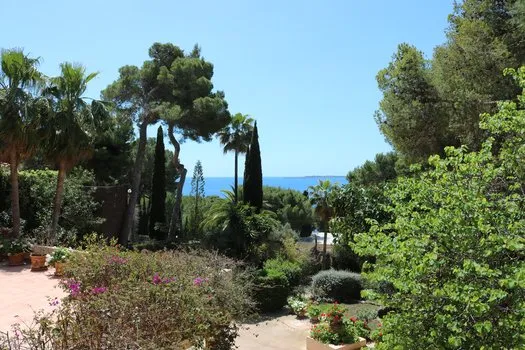 Villa with tennis court — photo 1