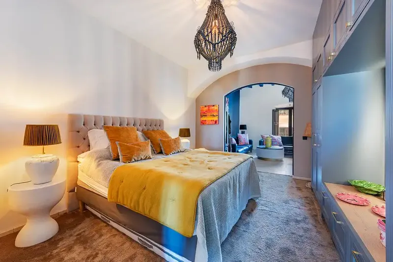 Located in the picturesque village of Sencelles, in the heart of Mallorca, this extraordinary historic mansion offers a unique combination — photo 12