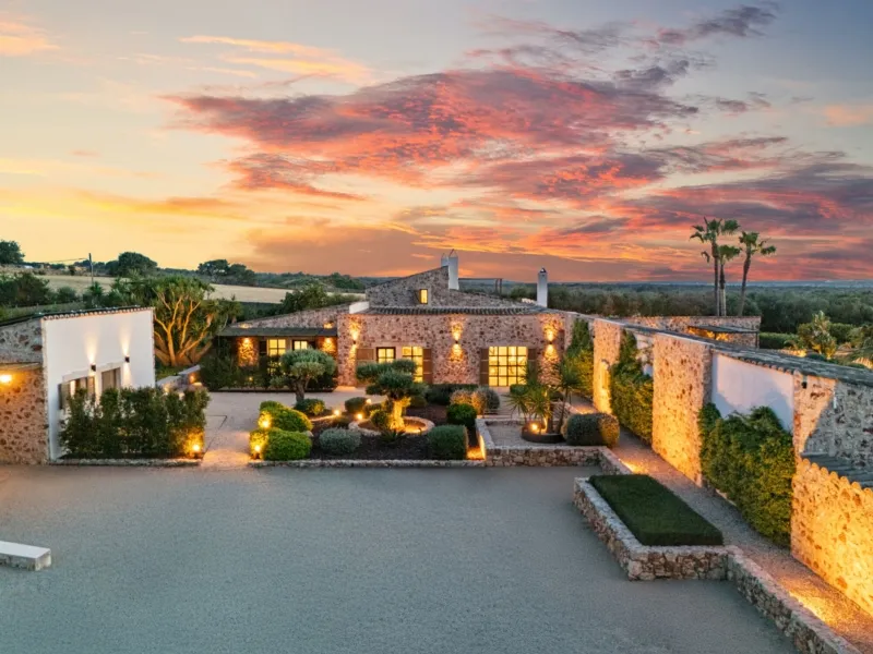 Unique retreat with 2 guest houses and panoramic views — photo 3