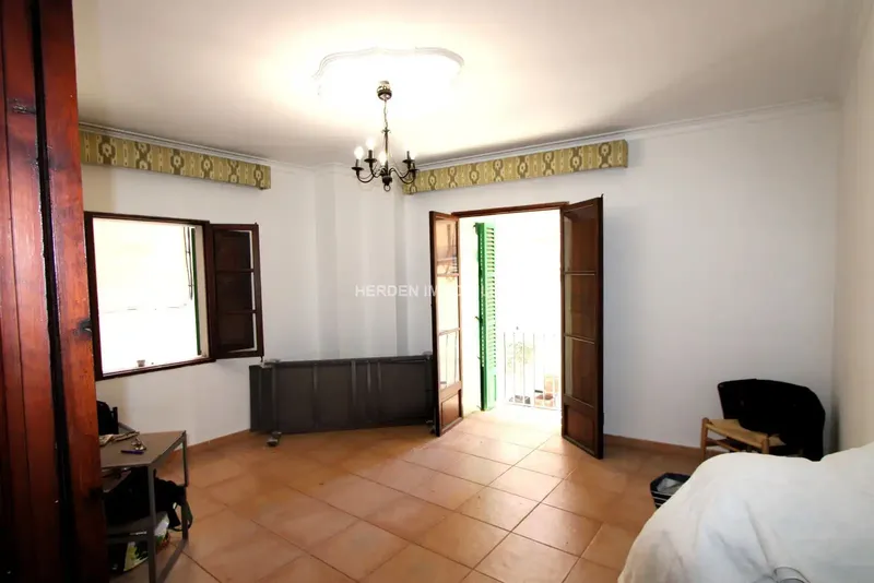 Herden Immobilien Mallorca sells exclusively a beautiful, bright and spacious apartment in the old town, directly at La Lonja in a prime location — photo 4