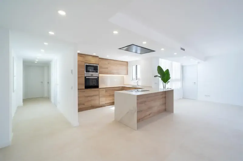 Ático en venta totalmente exterior en un edificio emblemático de la ciudad con impresionante luz natural, en la planta décima, última planta — photo 1