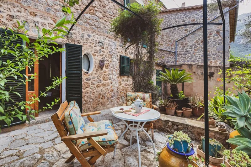 Character filled family house with garden in Deia — photo 8
