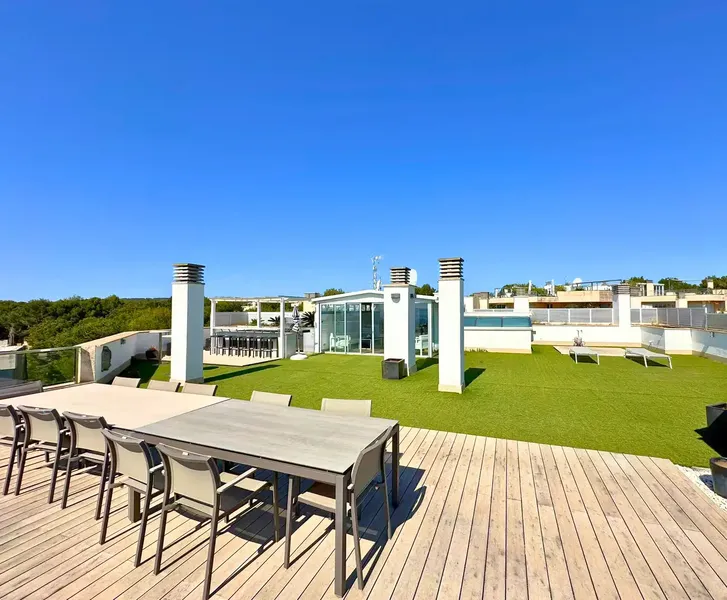 This light-flooded penthouse in a quiet, well-maintained residence in Sol de Mallorca combines luxurious living with Mediterranean charm. — photo 4