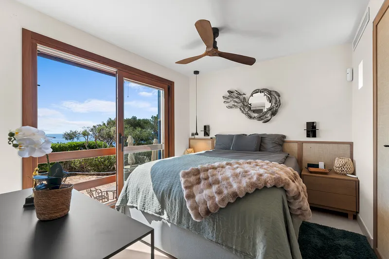 Traumvilla mit Pool in erster Meereslinie in Cala Llombards — photo 10