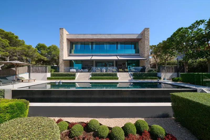 Elegant luxury chalet on the first line of the sea in Son Veri Nou - Marcel Remus Real Estate — photo 1