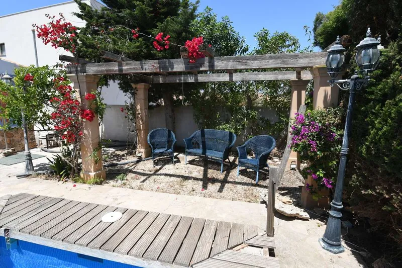 Spacious villa with great potential on a quiet street in Cala Llombards — photo 2
