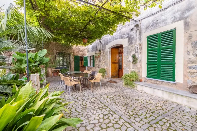 Located in the picturesque region between Sóller and Fornalutx, in one of the most beautiful villages in Spain, these two 19th-century estates offer — photo 3