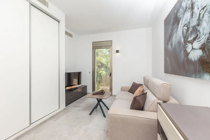 Elegant family villa in exclusive residential location near the center — photo 9