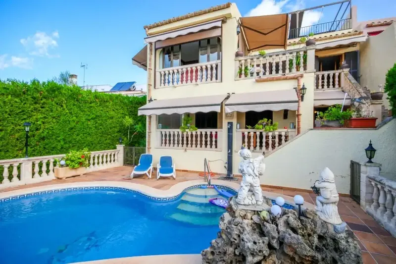 Spacious semi-detached house for sale, located in one of the most demanded and desired urbanizations of the northern area of Mallorca, Alcanada. Urban — photo 11