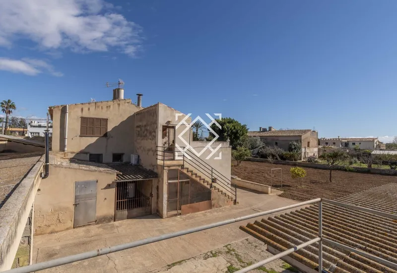 Spacious property with large rustic plot for sale in quiet residential area close to Palma de Mallorca. — photo 6