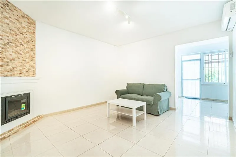 Freehold ground-floor apartment with terrace and garden on a plot of approx. 226 m². — photo 4
