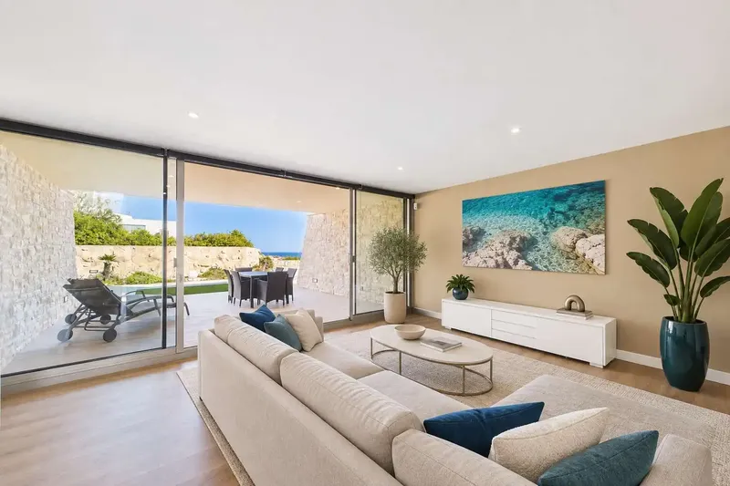 This house is not just any holiday home. Its large glazed surfaces, its open sightlines and its staggered living levels — photo 4