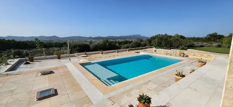 This impressive luxury villa is rented for a long season, with a minimum stay of 32 nights. The price varies depending on the period — photo 1