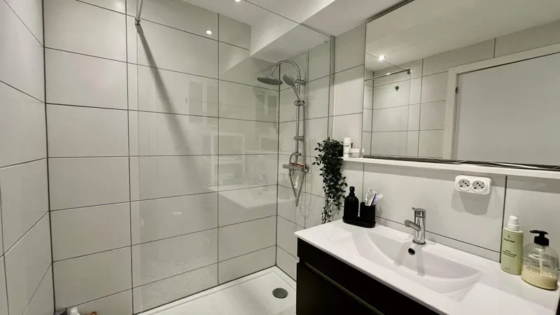 75m² apartment with 4 rooms, balcony and sea view for sale — photo 10