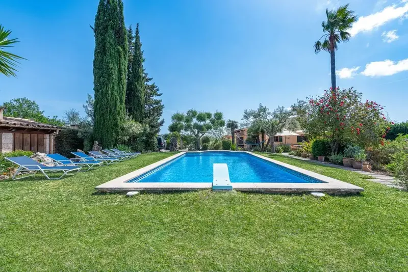 Located in a quiet rural area just minutes from the center of Pollensa, this charming rustic finca offers the perfect balance — photo 1