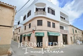 Impressive townhouse in a prime location in Santanyí — photo 1