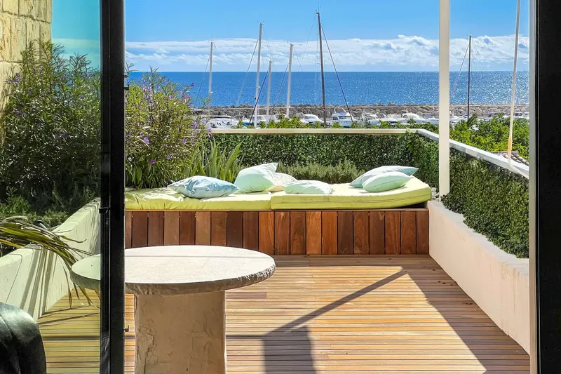 This apartment, completely renovated in 2025, is located in the coveted Silverpoint residential complex in Portals Nous and combines a design — photo 3